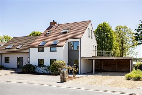 Licht, comfort en verrassend veel buitenruimte komen hier perfect samen. Op de eerste verdieping van deze kleinschalige residentie in de Bellemstraat ...
