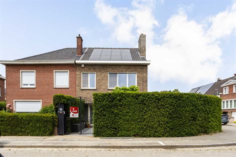 Rust. Privacy. En wonen op een plek waar alles klopt.
In de gegeerde Elisabethwijk in Kortrijk bevindt zich deze verzorgde halfopen bebouwing, rustig...