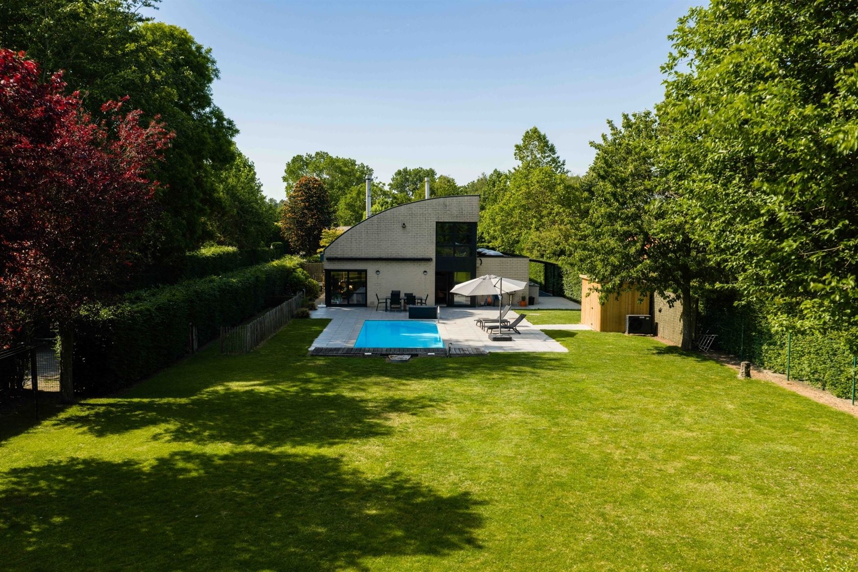 Ruimte. Privacy. En wonen op een niveau apart.
Op een bijzonder fijne plek in Deinze bevindt zich deze uitzonderlijke villa op een perceel van maar l...