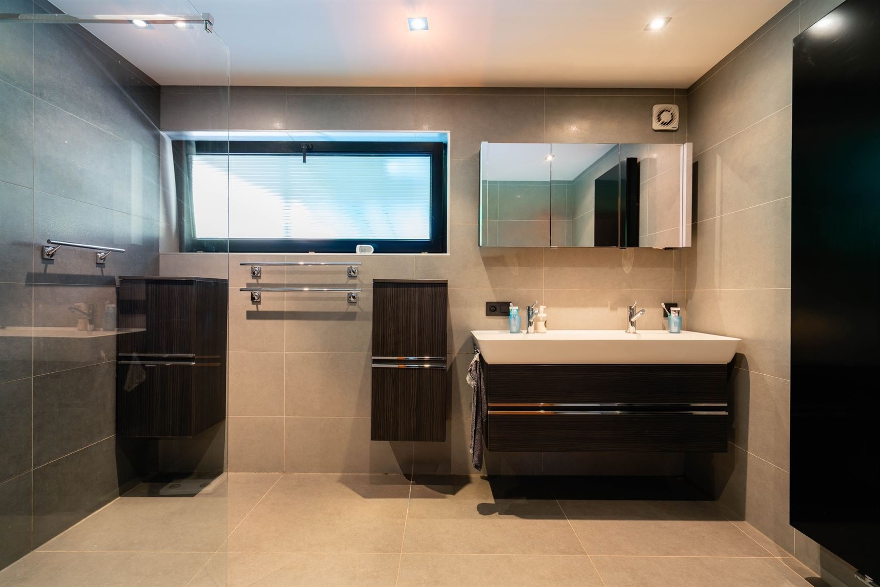 Ruimte. Privacy. En wonen op een niveau apart.
Op een bijzonder fijne plek in Deinze bevindt zich deze uitzonderlijke villa op een perceel van maar l...
