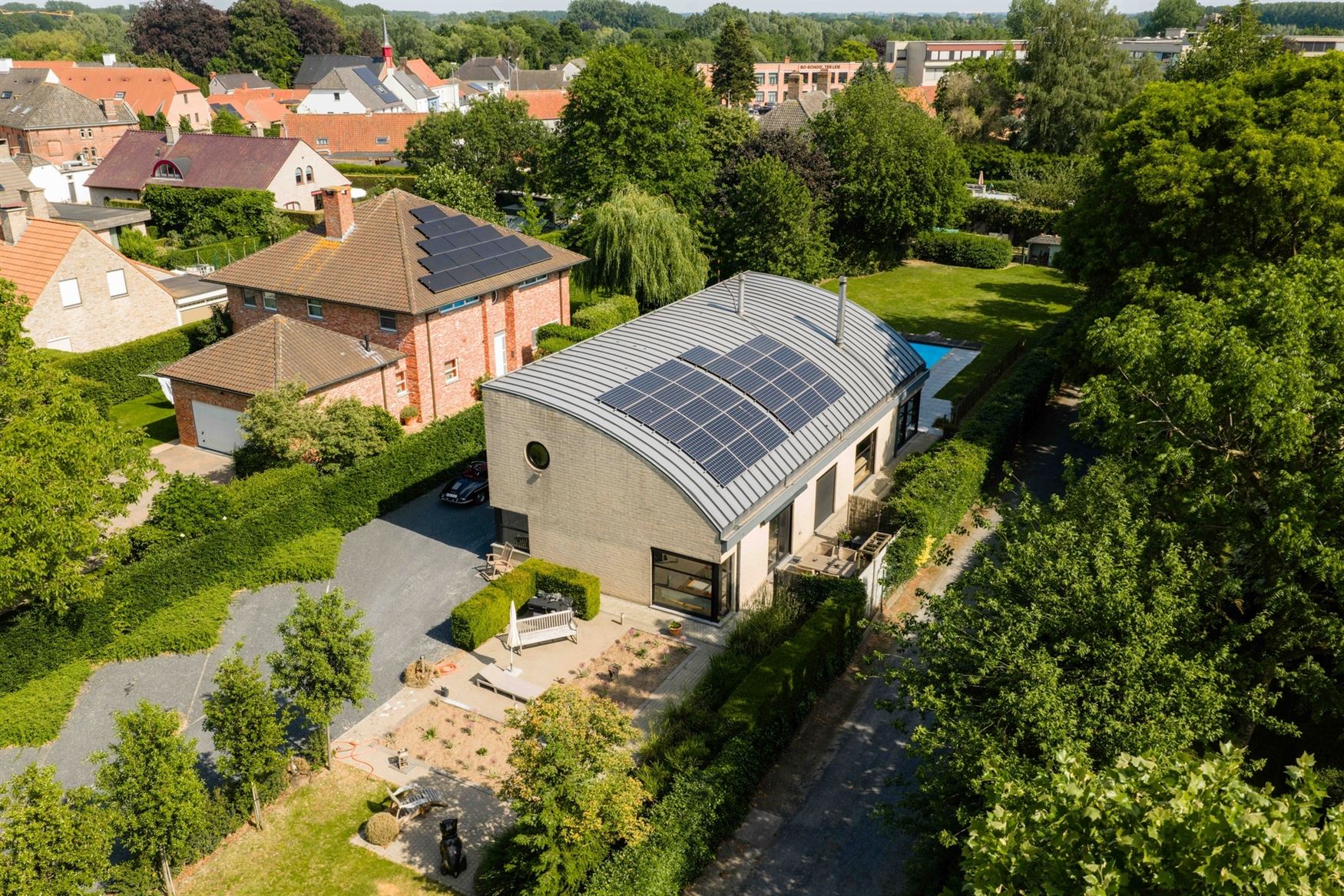 Ruimte. Privacy. En wonen op een niveau apart.
Op een bijzonder fijne plek in Deinze bevindt zich deze uitzonderlijke villa op een perceel van maar l...