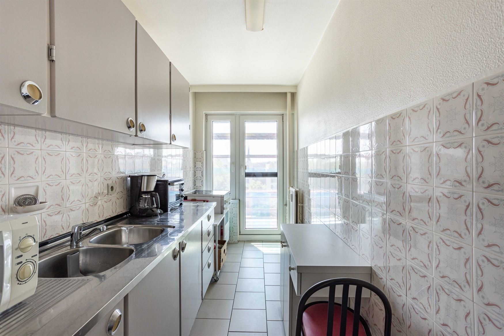 Uitzicht. Licht. En Gent aan uw voeten.
Op de vijfde verdieping van deze residentie bevindt zich dit verzorgd appartement van 83 m², waar rust, priv...