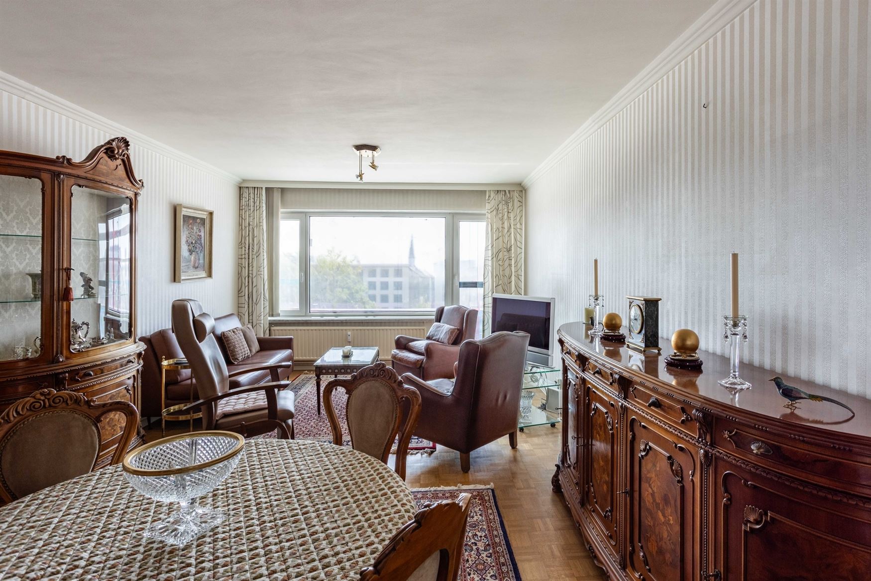 Uitzicht. Licht. En Gent aan uw voeten.
Op de vijfde verdieping van deze residentie bevindt zich dit verzorgd appartement van 83 m², waar rust, priv...