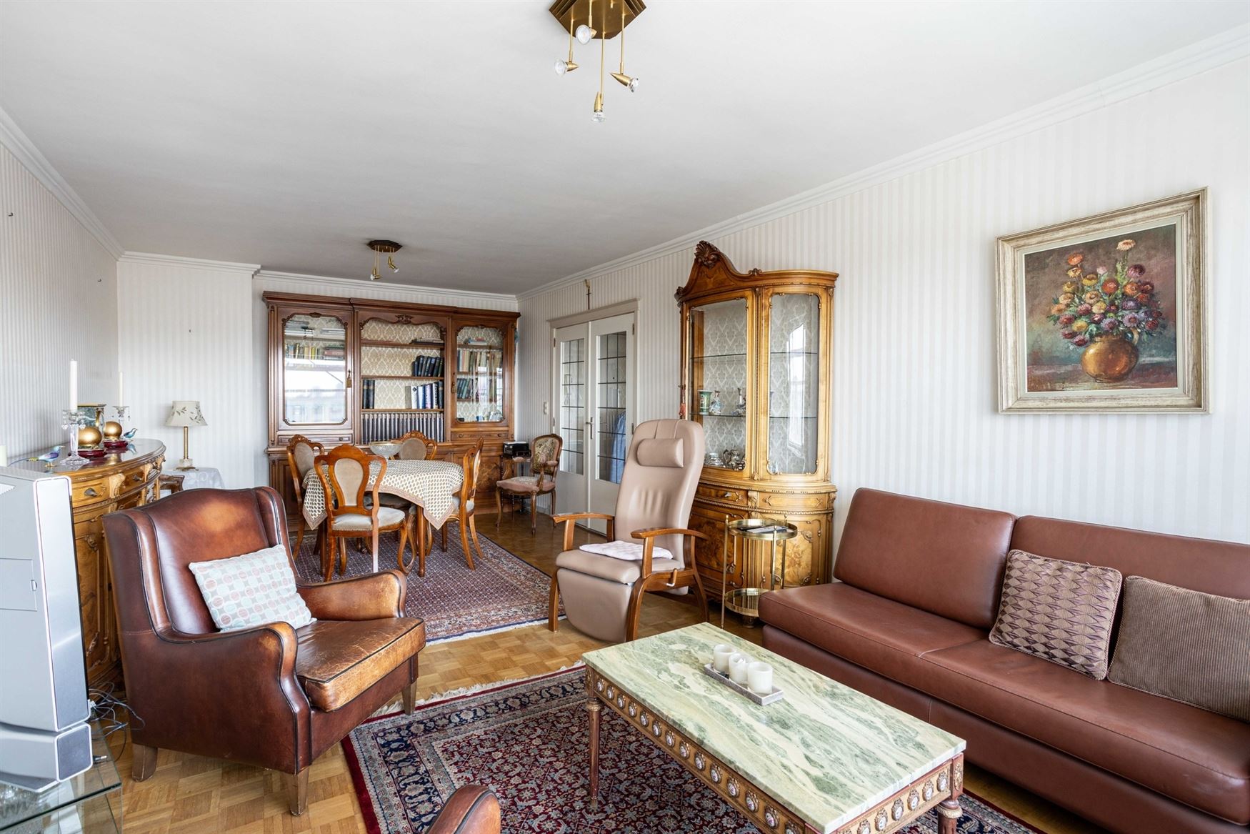 Uitzicht. Licht. En Gent aan uw voeten.
Op de vijfde verdieping van deze residentie bevindt zich dit verzorgd appartement van 83 m², waar rust, priv...