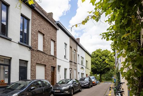 Stadsleven. Comfort. En een ligging die altijd scoort.
Op een boogscheut van de Coupure bevindt zich deze instapklare stadswoning. Gelegen in een lev...