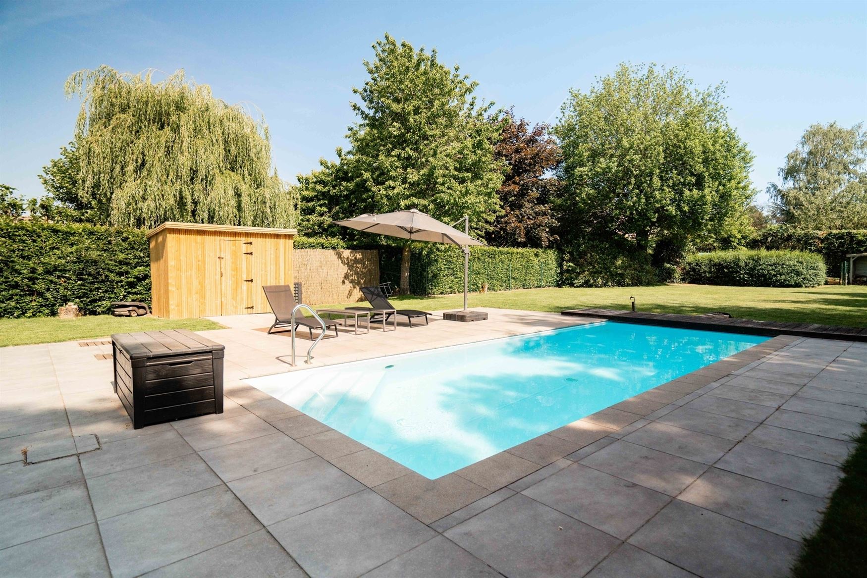 Ruimte. Privacy. En wonen op een niveau apart.
Op een bijzonder fijne plek in Deinze bevindt zich deze uitzonderlijke villa op een perceel van maar l...