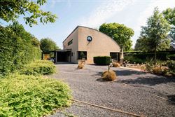 Ruimte. Privacy. En wonen op een niveau apart.
Op een bijzonder fijne plek in Deinze bevindt zich deze uitzonderlijke villa op een perceel van maar l...