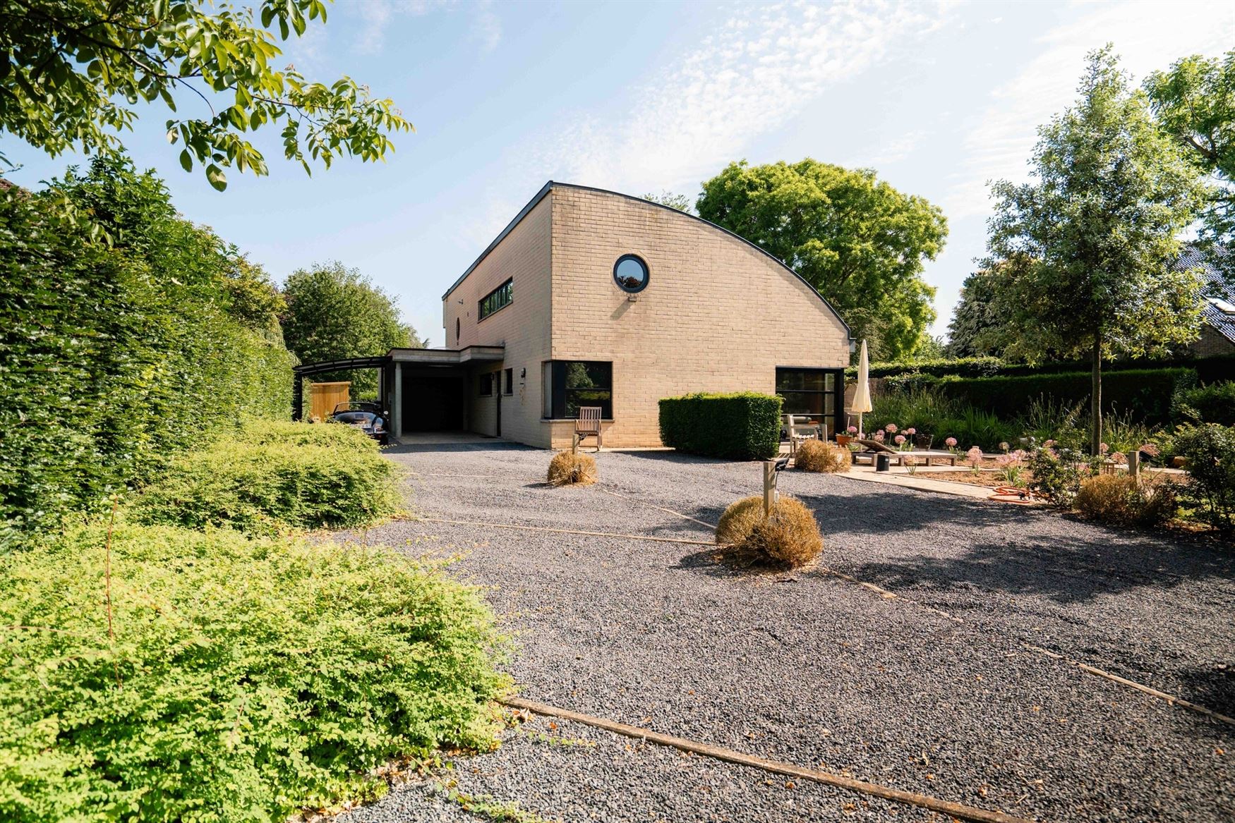 Ruimte. Privacy. En wonen op een niveau apart.
Op een bijzonder fijne plek in Deinze bevindt zich deze uitzonderlijke villa op een perceel van maar l...