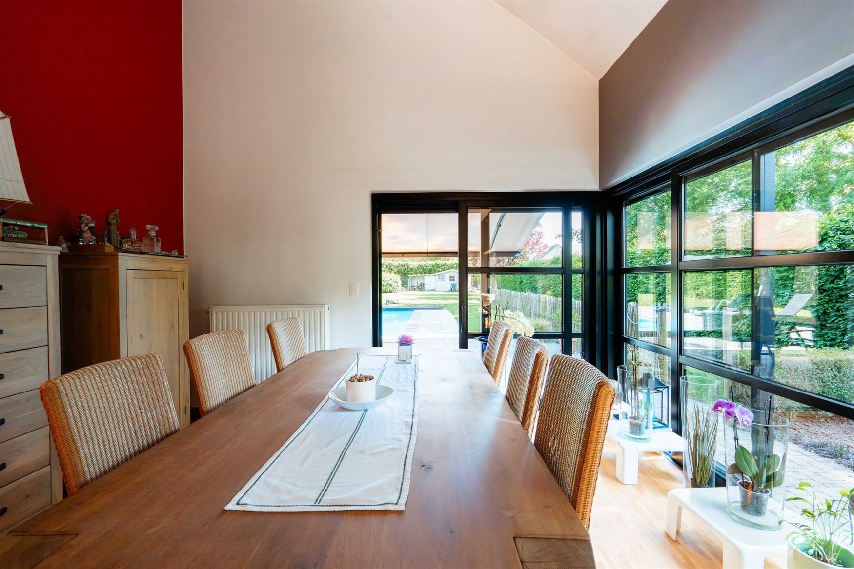 Ruimte. Privacy. En wonen op een niveau apart.
Op een bijzonder fijne plek in Deinze bevindt zich deze uitzonderlijke villa op een perceel van maar l...