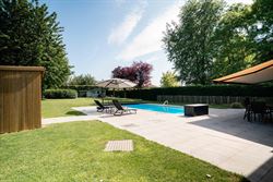 Ruimte. Privacy. En wonen op een niveau apart.
Op een bijzonder fijne plek in Deinze bevindt zich deze uitzonderlijke villa op een perceel van maar l...