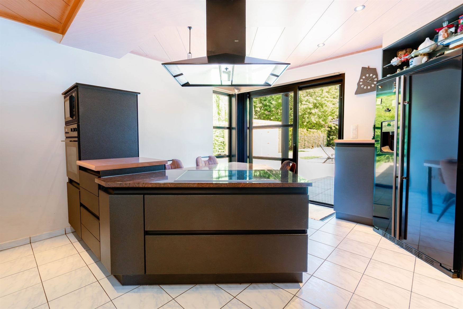 Ruimte. Privacy. En wonen op een niveau apart.
Op een bijzonder fijne plek in Deinze bevindt zich deze uitzonderlijke villa op een perceel van maar l...