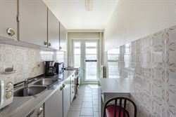 Uitzicht. Licht. En Gent aan uw voeten.
Op de vijfde verdieping van deze residentie bevindt zich dit verzorgd appartement van 83 m², waar rust, priv...