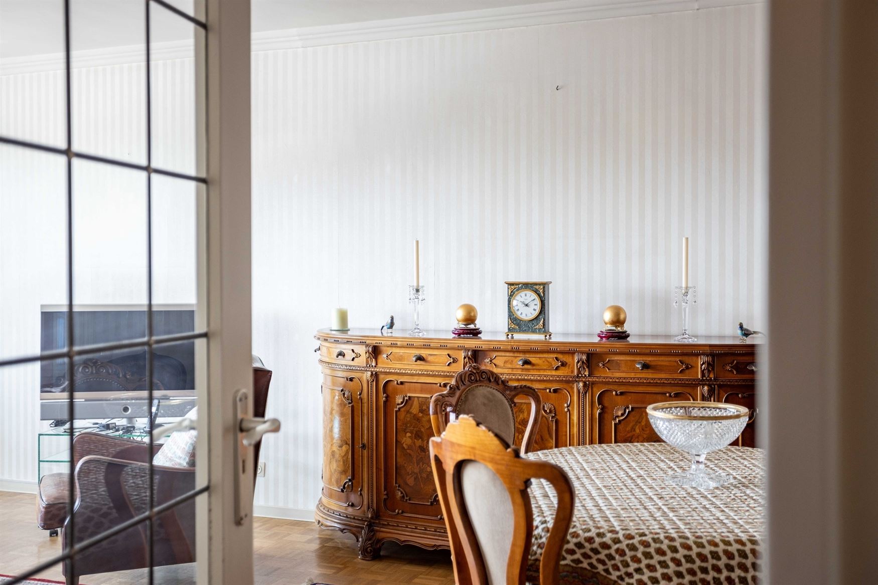 Uitzicht. Licht. En Gent aan uw voeten.
Op de vijfde verdieping van deze residentie bevindt zich dit verzorgd appartement van 83 m², waar rust, priv...