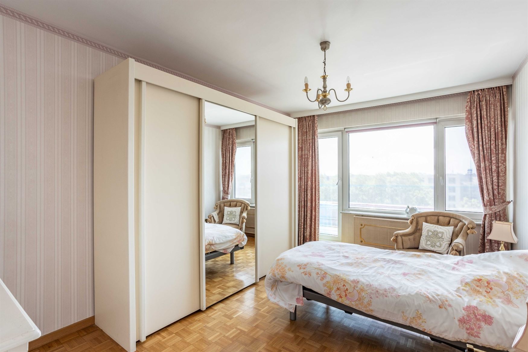 Uitzicht. Licht. En Gent aan uw voeten.
Op de vijfde verdieping van deze residentie bevindt zich dit verzorgd appartement van 83 m², waar rust, priv...