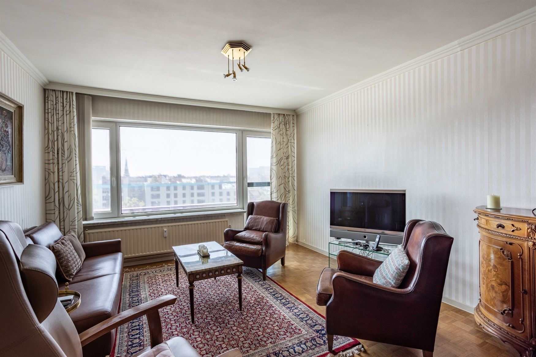 Uitzicht. Licht. En Gent aan uw voeten.
Op de vijfde verdieping van deze residentie bevindt zich dit verzorgd appartement van 83 m², waar rust, priv...