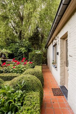 Karakter. Rust. En een tuin die elke dag opnieuw als vakantie aanvoelt.
In een rustig straatje bevindt zich deze unieke eigendom op een perceel van m...