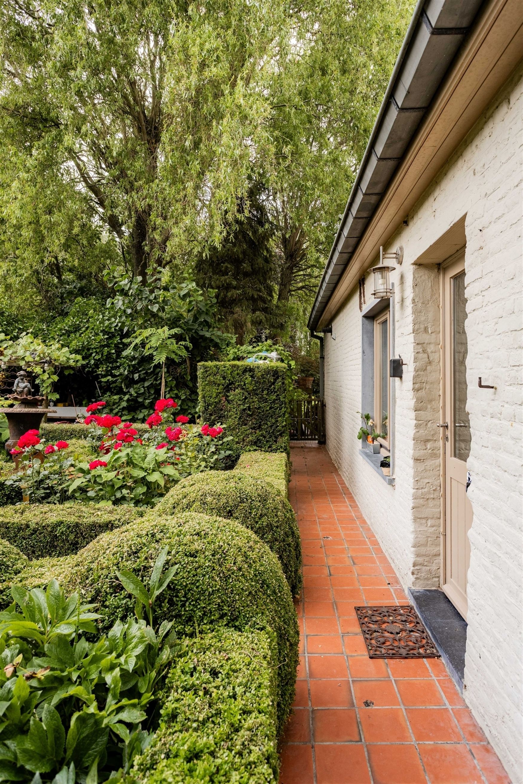 Karakter. Rust. En een tuin die elke dag opnieuw als vakantie aanvoelt.
In een rustig straatje bevindt zich deze unieke eigendom op een perceel van m...