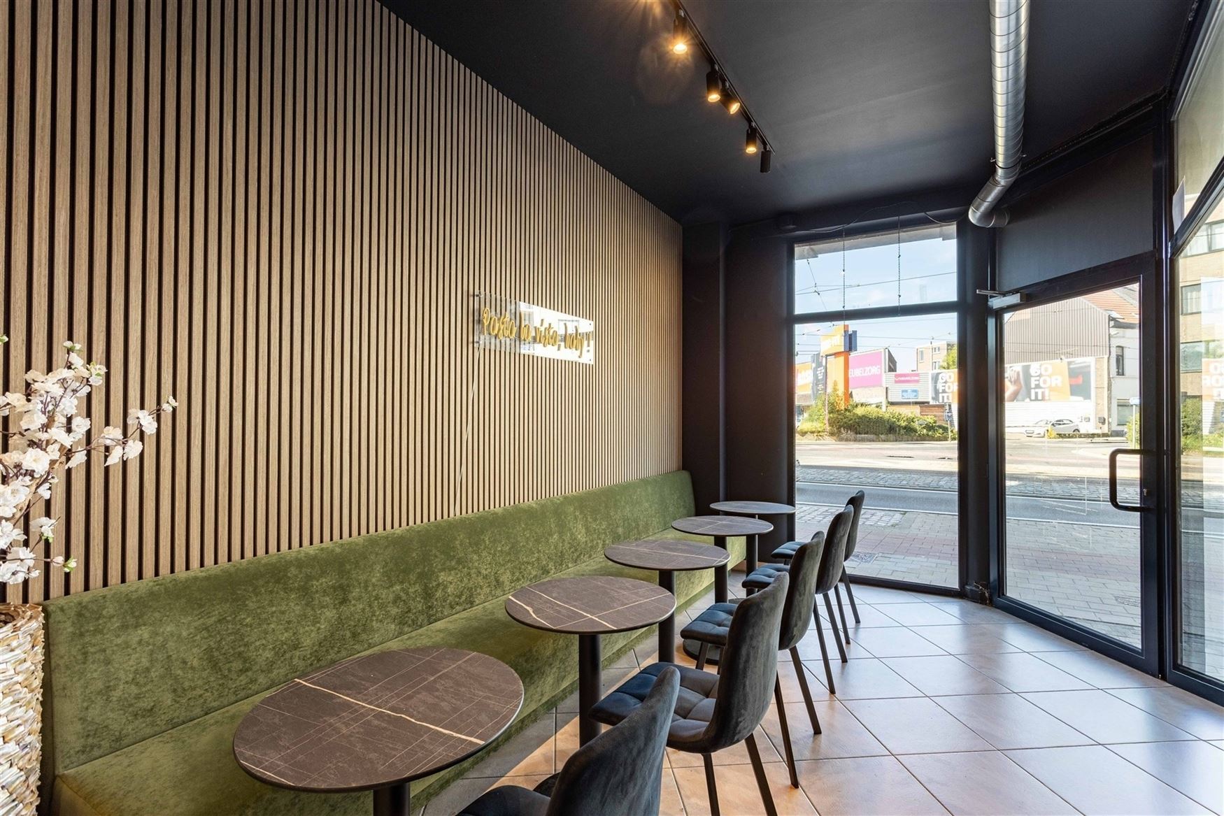 Zichtbaarheid. Bereikbaarheid. En een locatie die werkt voor uw zaak.
Langs de Brusselsesteenweg bevindt zich deze commerciële ruimte van ca. 45 m²...