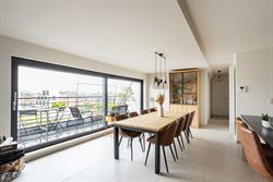 Licht. Ruimte. En elke dag thuiskomen met een vakantiegevoel.
In het hart van Machelen bevindt zich deze stijlvolle penthouse uit 2014 met een bewoon...