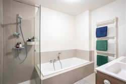 Licht. Ruimte. En elke dag thuiskomen met een vakantiegevoel.
In het hart van Machelen bevindt zich deze stijlvolle penthouse uit 2014 met een bewoon...