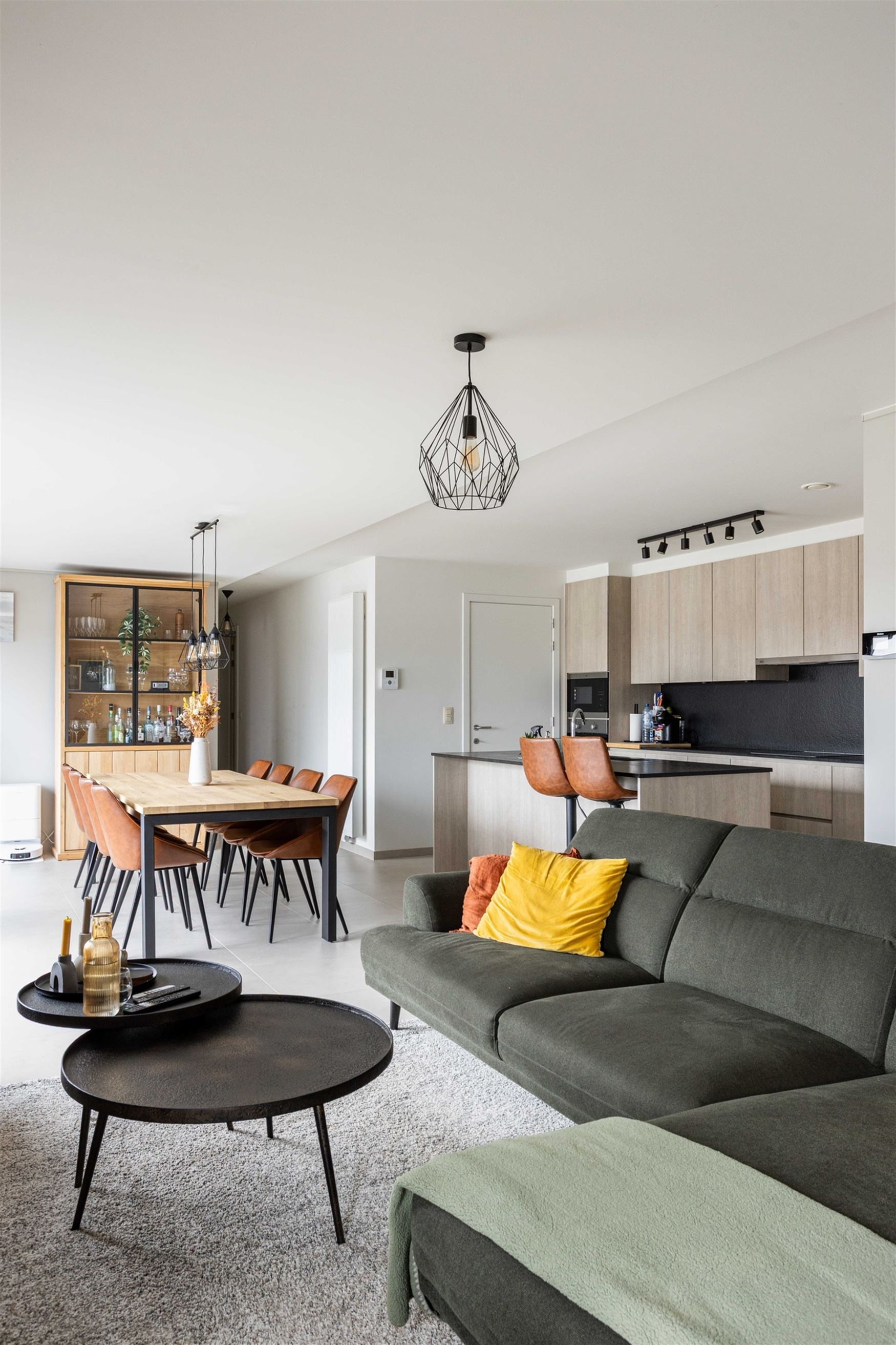Licht. Ruimte. En elke dag thuiskomen met een vakantiegevoel.
In het hart van Machelen bevindt zich deze stijlvolle penthouse uit 2014 met een bewoon...