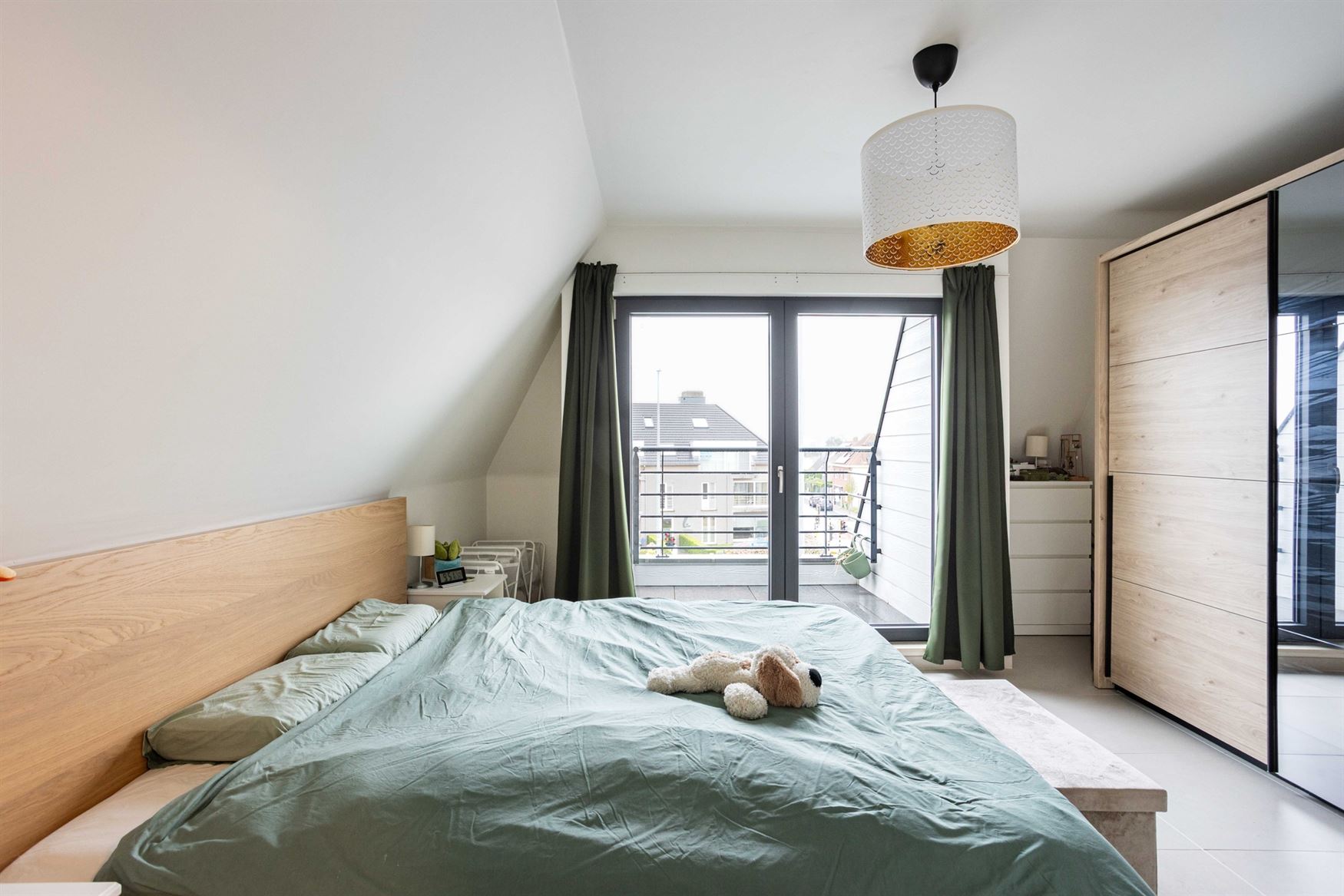 Licht. Ruimte. En elke dag thuiskomen met een vakantiegevoel.
In het hart van Machelen bevindt zich deze stijlvolle penthouse uit 2014 met een bewoon...