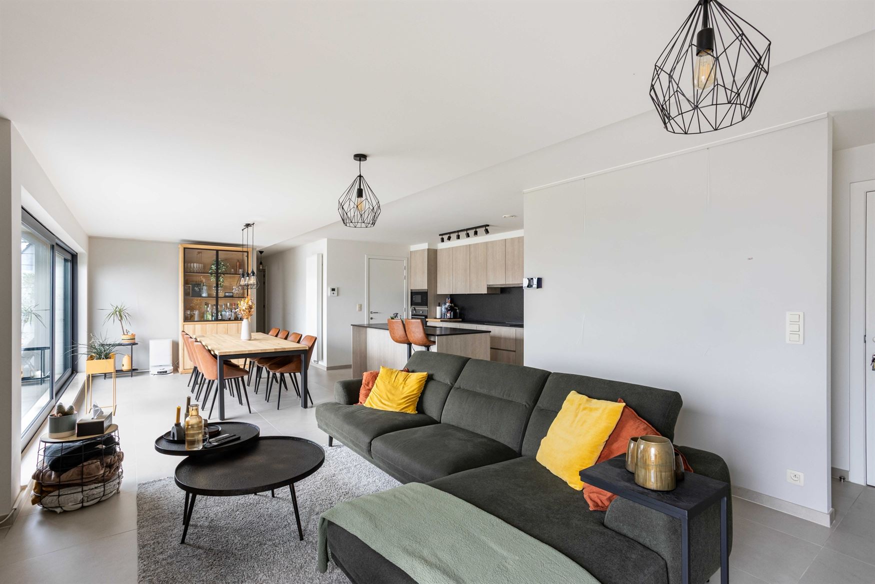 Licht. Ruimte. En elke dag thuiskomen met een vakantiegevoel.
In het hart van Machelen bevindt zich deze stijlvolle penthouse uit 2014 met een bewoon...