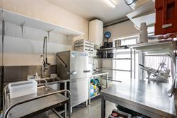 Zichtbaarheid. Rendement. En een commerciële ligging die werkt.
Tegenover Delhaize in Wondelgem bevindt zich dit handelspand op een strategische loc...