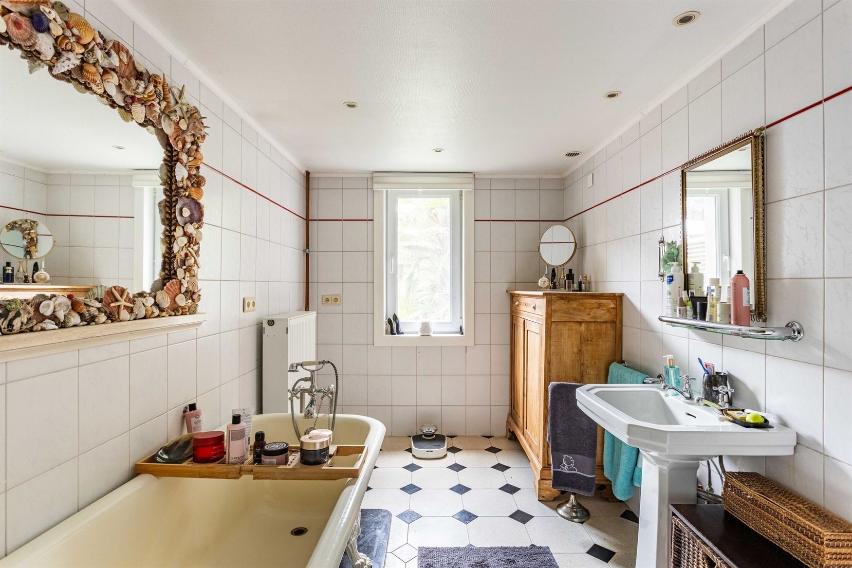 Karakter. Rust. En een tuin die elke dag opnieuw als vakantie aanvoelt.
In een rustig straatje bevindt zich deze unieke eigendom op een perceel van m...