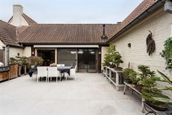 Karakter. Rust. En een tuin die elke dag opnieuw als vakantie aanvoelt.
In een rustig straatje bevindt zich deze unieke eigendom op een perceel van m...