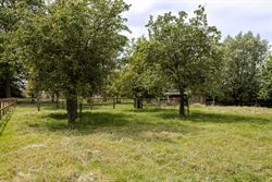 Karakter. Rust. En een tuin die elke dag opnieuw als vakantie aanvoelt.
In een rustig straatje bevindt zich deze unieke eigendom op een perceel van m...
