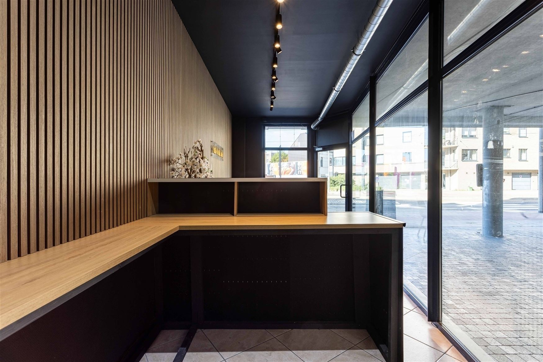 Zichtbaarheid. Bereikbaarheid. En een locatie die werkt voor uw zaak.
Langs de Brusselsesteenweg bevindt zich deze commerciële ruimte van ca. 45 m²...