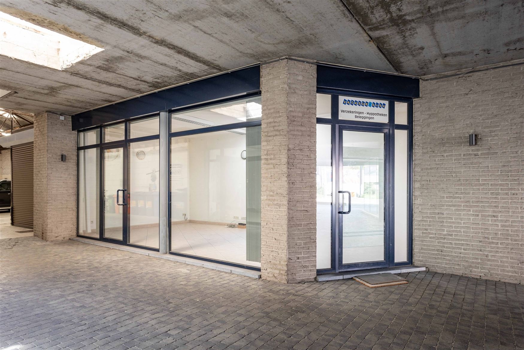 Compact. Praktisch. En verrassend veelzijdig.
In de tweede lijn langs de Brusselsesteenweg bevindt zich deze kantoor- of praktijkruimte van ca. 40 m�...