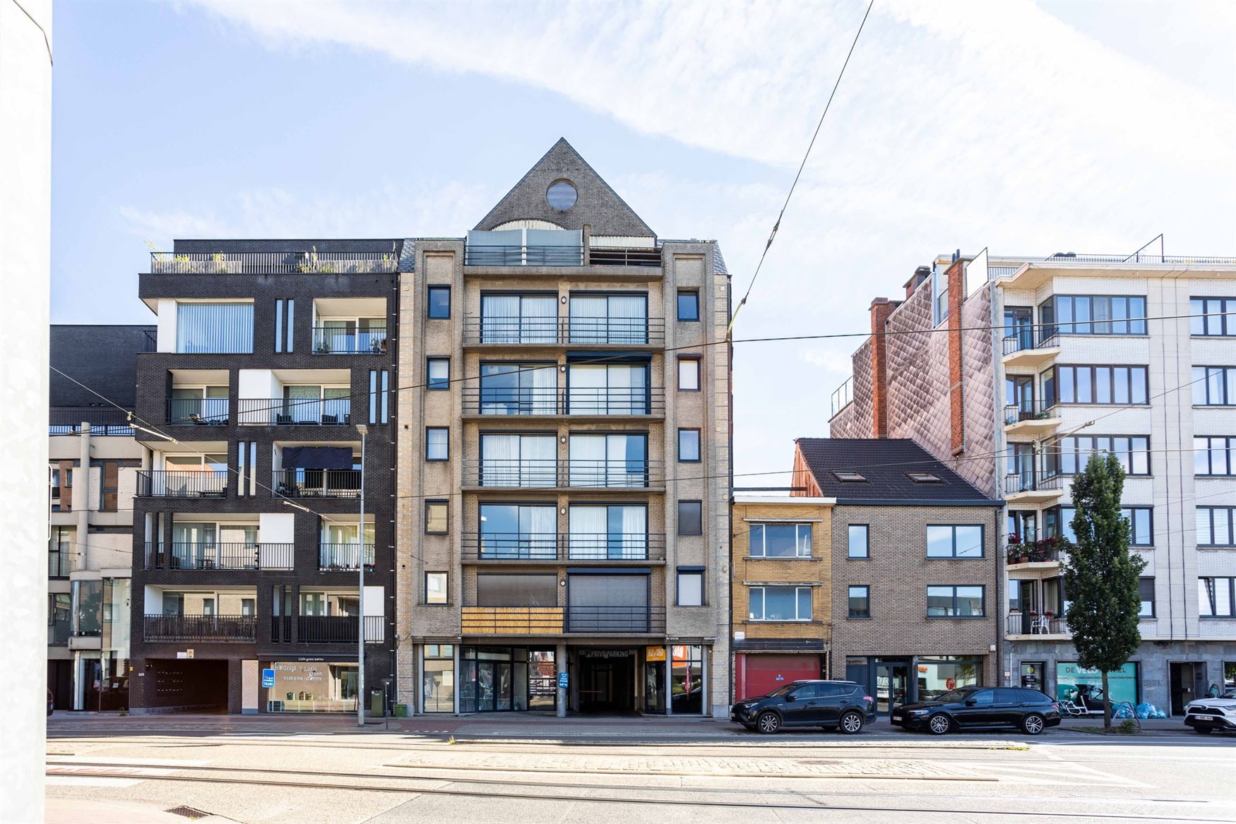Compact. Praktisch. En verrassend veelzijdig.
In de tweede lijn langs de Brusselsesteenweg bevindt zich deze kantoor- of praktijkruimte van ca. 40 m�...