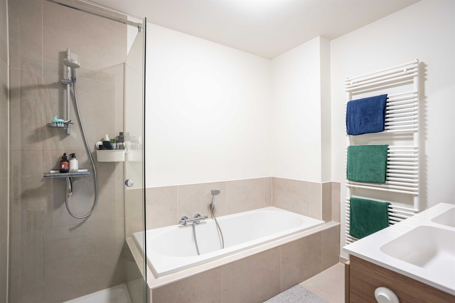 Licht. Ruimte. En elke dag thuiskomen met een vakantiegevoel.
In het hart van Machelen bevindt zich deze stijlvolle penthouse uit 2014 met een bewoon...