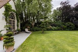 Karakter. Rust. En een tuin die elke dag opnieuw als vakantie aanvoelt.
In een rustig straatje bevindt zich deze unieke eigendom op een perceel van m...