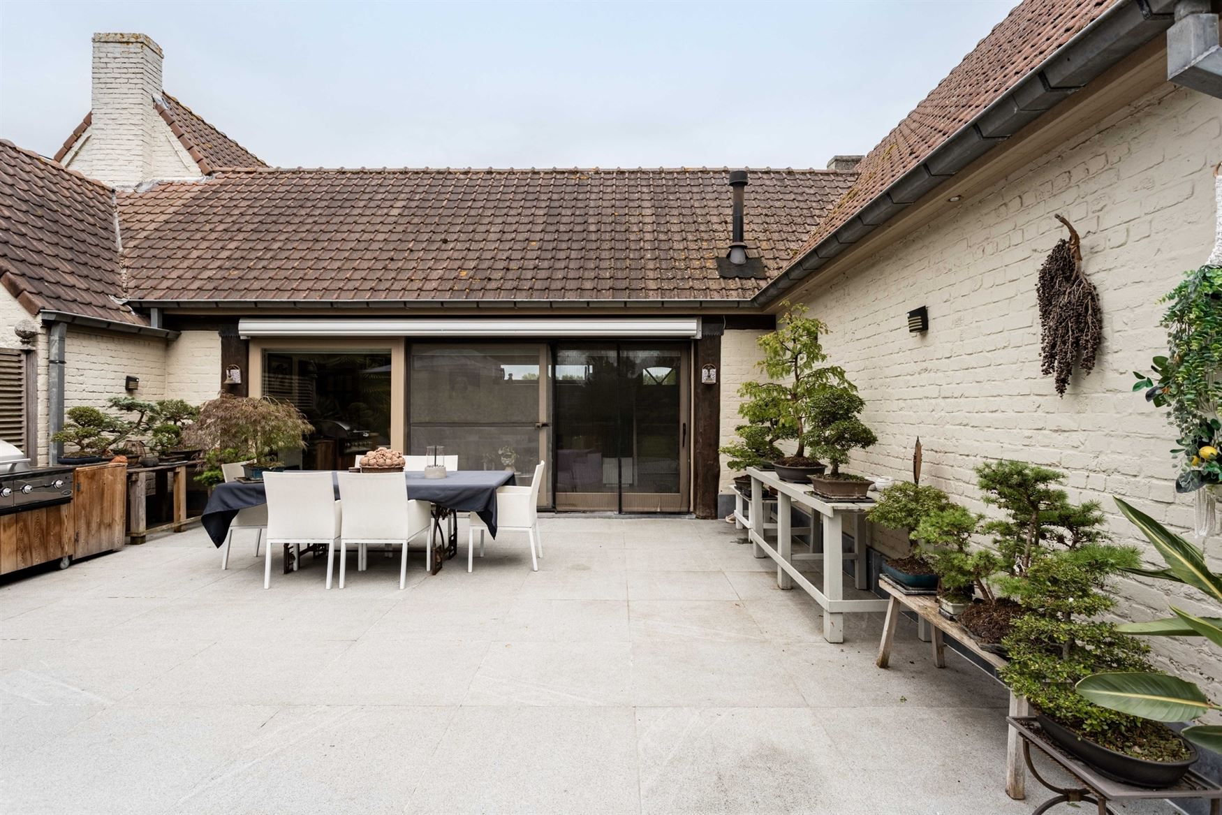 Karakter. Rust. En een tuin die elke dag opnieuw als vakantie aanvoelt.
In een rustig straatje bevindt zich deze unieke eigendom op een perceel van m...