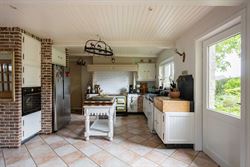Karakter. Rust. En een tuin die elke dag opnieuw als vakantie aanvoelt.
In een rustig straatje bevindt zich deze unieke eigendom op een perceel van m...