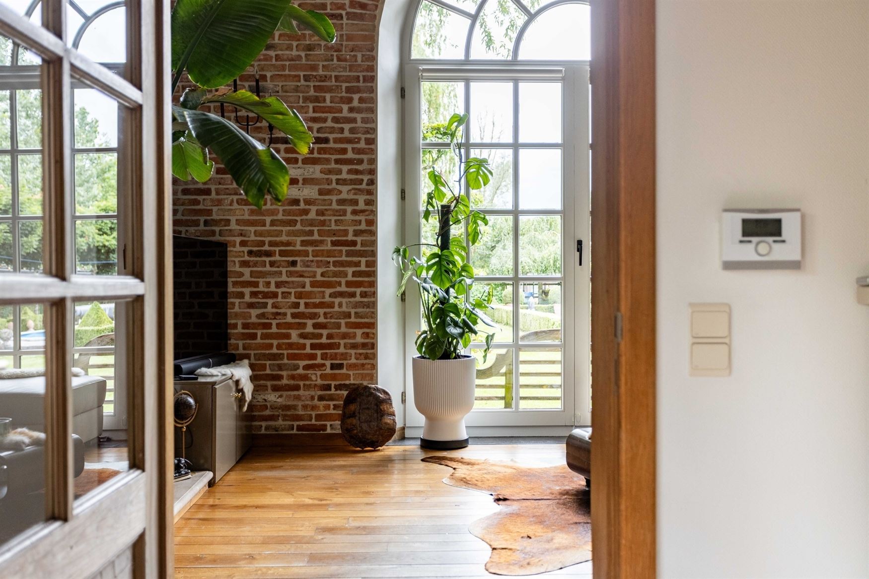Karakter. Rust. En een tuin die elke dag opnieuw als vakantie aanvoelt.
In een rustig straatje bevindt zich deze unieke eigendom op een perceel van m...