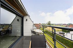 Licht. Ruimte. En elke dag thuiskomen met een vakantiegevoel.
In het hart van Machelen bevindt zich deze stijlvolle penthouse uit 2014 met een bewoon...