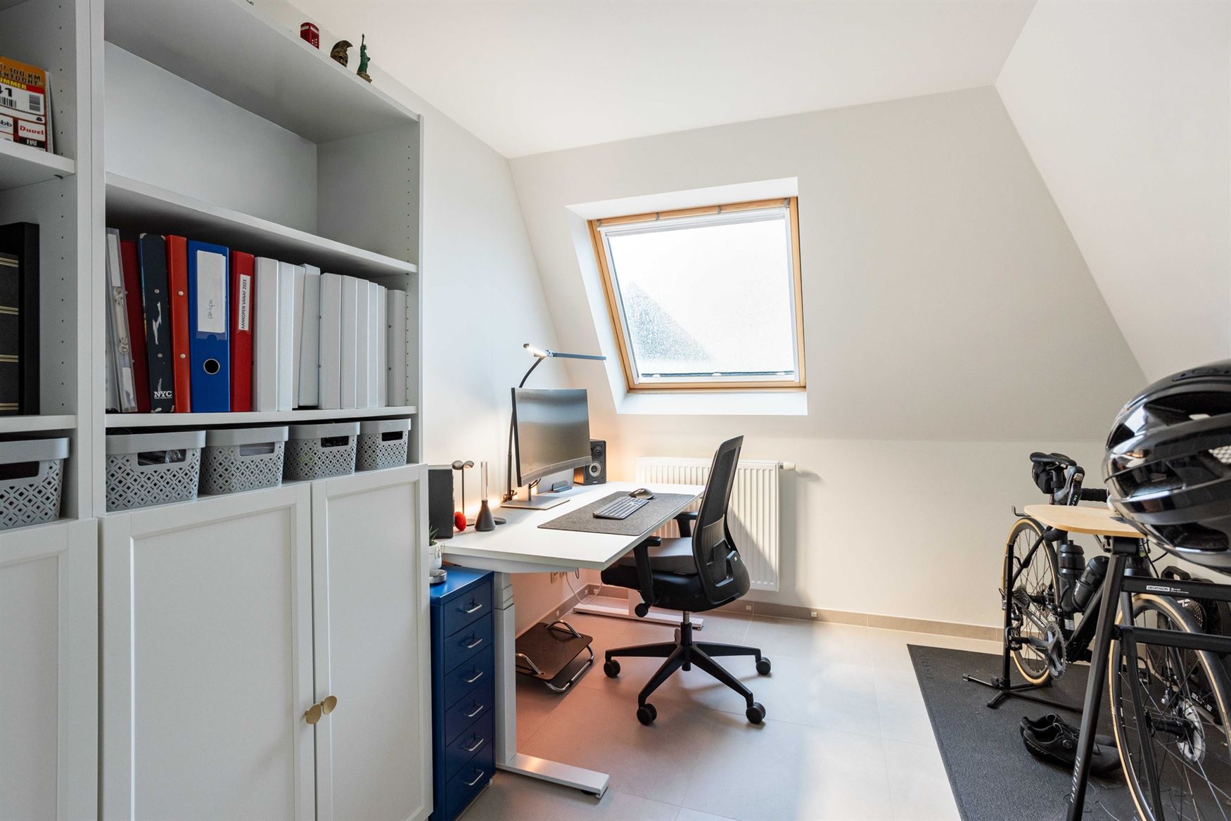 Licht. Ruimte. En elke dag thuiskomen met een vakantiegevoel.
In het hart van Machelen bevindt zich deze stijlvolle penthouse uit 2014 met een bewoon...