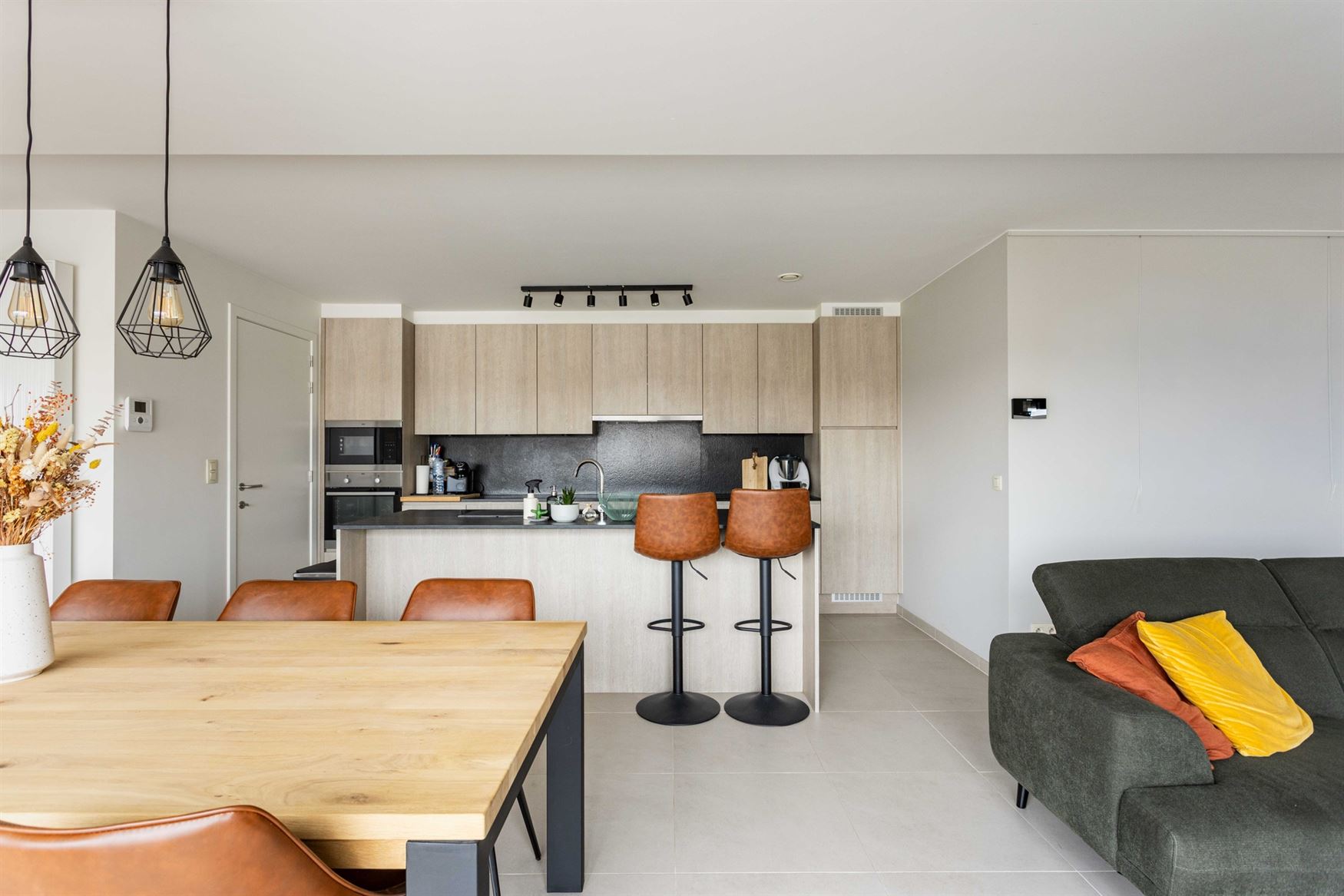 Licht. Ruimte. En elke dag thuiskomen met een vakantiegevoel.
In het hart van Machelen bevindt zich deze stijlvolle penthouse uit 2014 met een bewoon...