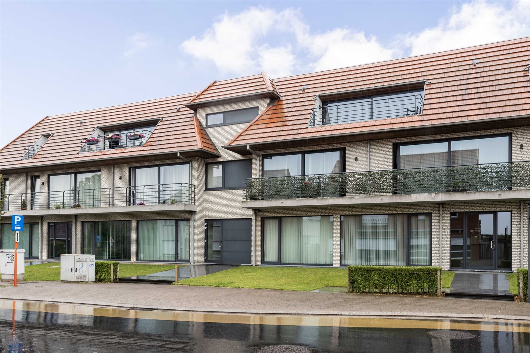 Licht. Ruimte. En elke dag thuiskomen met een vakantiegevoel.
In het hart van Machelen bevindt zich deze stijlvolle penthouse uit 2014 met een bewoon...
