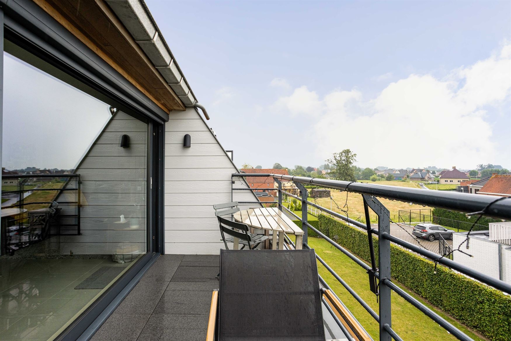 Licht. Ruimte. En elke dag thuiskomen met een vakantiegevoel.
In het hart van Machelen bevindt zich deze stijlvolle penthouse uit 2014 met een bewoon...