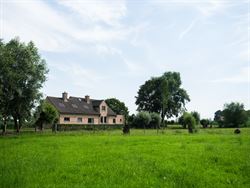 Verborgen tussen de weilanden, bereikbaar via een private oprijlaan en omgeven door rust, ligt deze unieke farmhouse op een uitzonderlijk perceel van ...