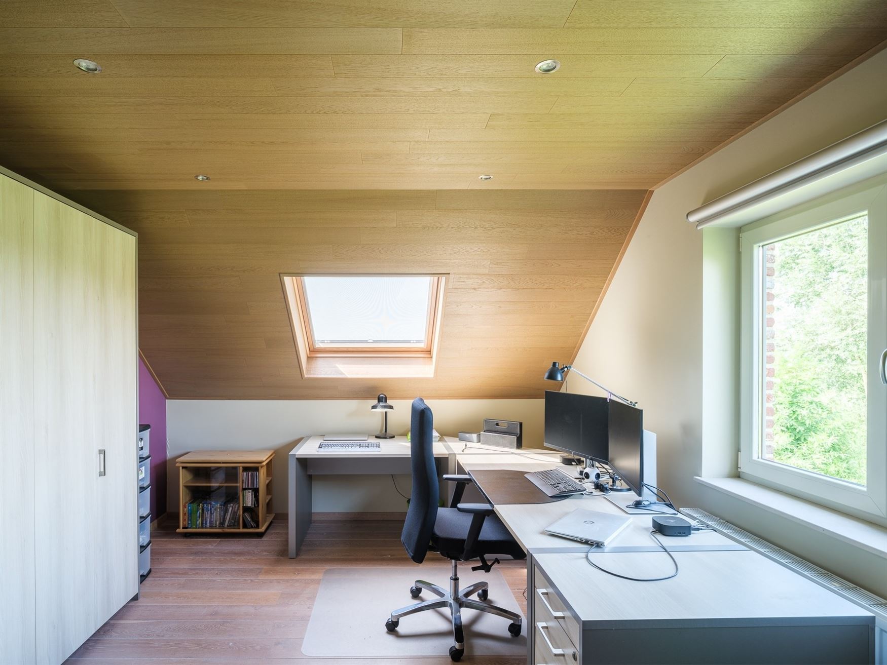 Verborgen tussen de weilanden, bereikbaar via een private oprijlaan en omgeven door rust, ligt deze unieke farmhouse op een uitzonderlijk perceel van ...