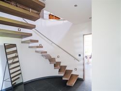 Verborgen tussen de weilanden, bereikbaar via een private oprijlaan en omgeven door rust, ligt deze unieke farmhouse op een uitzonderlijk perceel van ...