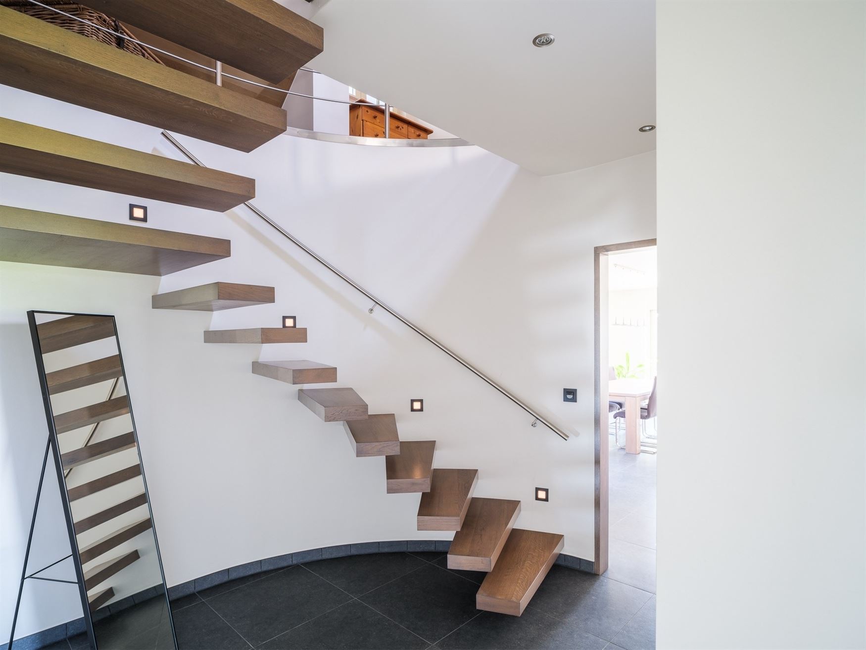Verborgen tussen de weilanden, bereikbaar via een private oprijlaan en omgeven door rust, ligt deze unieke farmhouse op een uitzonderlijk perceel van ...