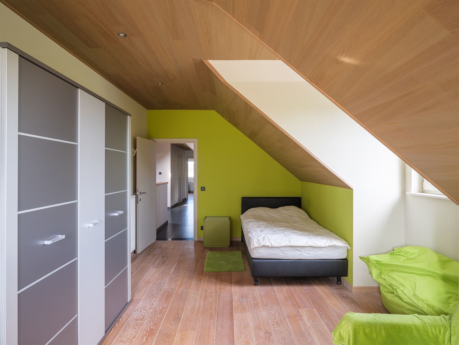Verborgen tussen de weilanden, bereikbaar via een private oprijlaan en omgeven door rust, ligt deze unieke farmhouse op een uitzonderlijk perceel van ...
