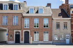 Een unieke opportuniteit langs een commerciële invalsweg in Eeklo. Deze karaktervolle eigendom combineert een instapklaar handelsgelijkvloers met een...